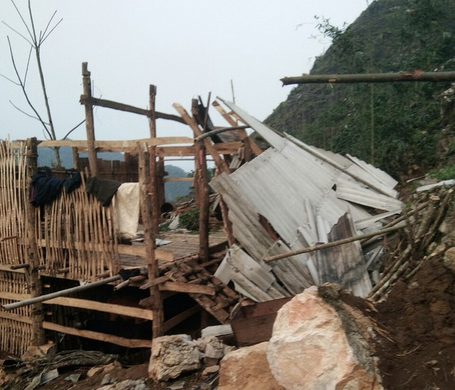 Một nhà dân ở vùng cao bị tốc mái. (Ảnh: TTXVN phát) ttxvn-dong loc3.jpg