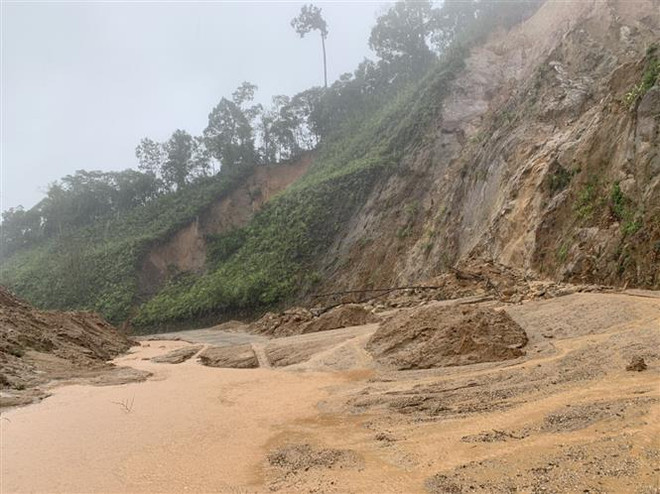 Ngập lụt và sạt lở nặng ở một số địa phương tại Thừa Thiên-Huế ảnh 2