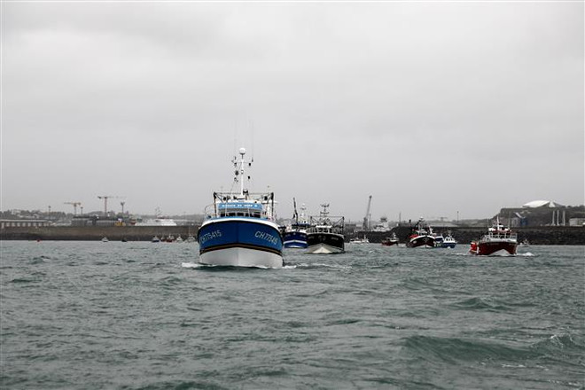 Các thuyền đánh cá Pháp trên vùng biển ngoài khơi đảo Jersey của Anh. (Ảnh: AFP/TTXVN) Anh phản ứng trước biện pháp trừng phạt liên quan quyền đánh bắt cá ảnh 1
