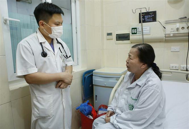 Trẻ em, người già mắc bệnh hô hấp, tiêu hóa tăng do nắng nóng kéo dài ảnh 1