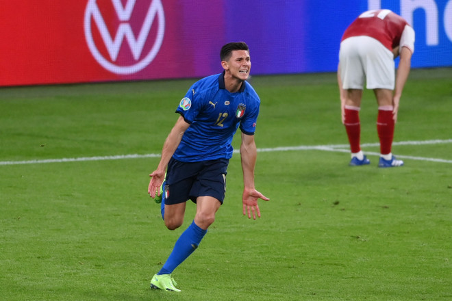 Tiền vệ Italy Matteo Pessina (trái) ăn mừng bàn nâng tỷ số 2-0 cho tuyển Italy trong hiệp phụ trận gặp Áo ở vòng 16 đội, vòng chung kết EURO 2020 trên sân Wembley (Anh) ngày 26/6. (Ảnh: AFP/TTXVN) Đẳng cấp giúp Italy nhọc nhằn vượt qua đội tuyển Áo chơi kỷ luật ảnh 1