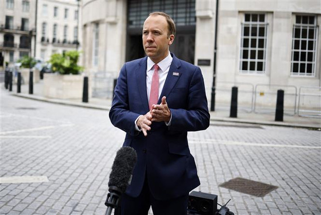 Bộ trưởng Y tế Anh Matt Hancock từ chức do vi phạm quy định giãn cách ảnh 1