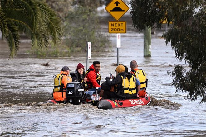 Sơ tán người dân khỏi các khu vực ngập lụt ở ngoại ô Melbourne, Australia. (Ảnh: AFP/TTXVN) Hệ lụy của biến đổi khí hậu đang ngày càng trở thành hiện thực ảnh 1