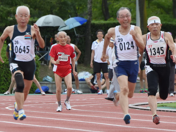 Cụ ông 103 tuổi thách thức "người bay" Usain Bolt chạy đua ảnh 1