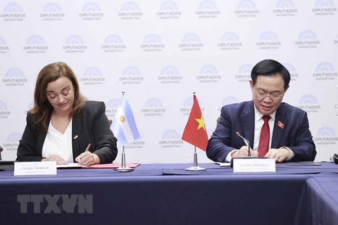 Chủ tịch Quốc hội Vương Đình Huệ và Chủ tịch Hạ viện Cộng hòa Argentina Cecilia Moreau ký thỏa thuận giữa Quốc hội Việt Nam và Hạ viện Argentina. (Ảnh: Doãn Tấn/TTXVN) Quan hệ Đối tác Toàn diện Việt Nam-Argentina phát triển tích cực ảnh 2