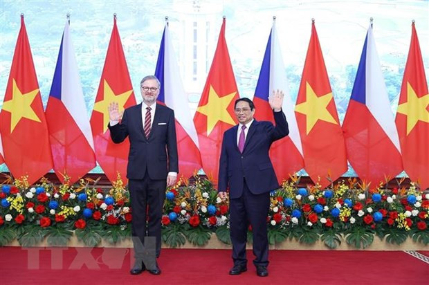 Thủ tướng Phạm Minh Chính và Thủ tướng Cộng hoà Séc Petr Fiala chụp ảnh chung trong chuyến thăm Việt Nam của Thủ tướng Petr Fiala từ 20-22/4 vừa qua. (Ảnh: Dương Giang/TTXVN) Việt Nam và Séc tiếp tục củng cố những khuôn khổ hợp tác giữa hai nước ảnh 1