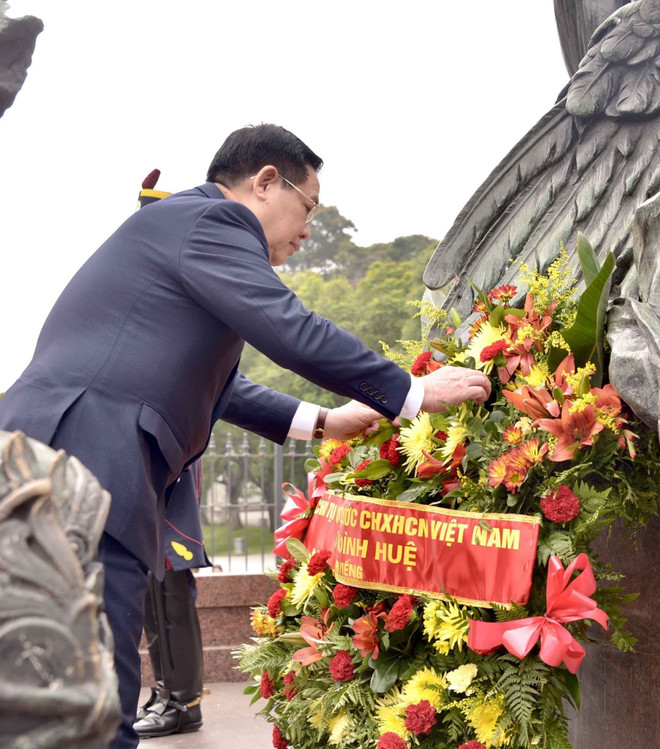 Chủ tịch Quốc hội đặt vòng hoa tại tượng đài Tướng Jose De San Martin ảnh 4