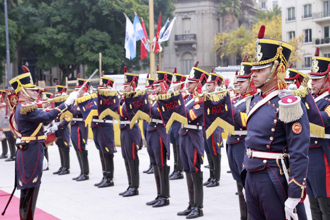 Chủ tịch Quốc hội đặt vòng hoa tại tượng đài Tướng Jose De San Martin ảnh 1