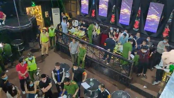 Lực lượng chức năng kiểm tra quán Ruby Club 18. (Ảnh: TTXVN phát) Hải Dương: Đột kích quán bar, phát hiện 11 người dương tính với ma túy ảnh 1