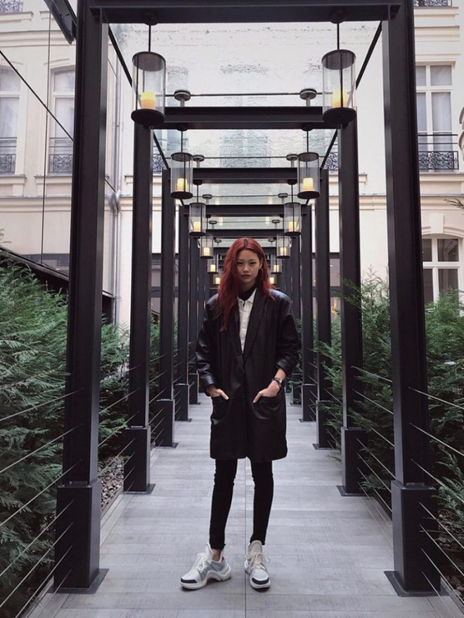 Đôi giày “xuyên không” của Louis Vuitton chinh phục trai xinh, gái đẹp ảnh 14