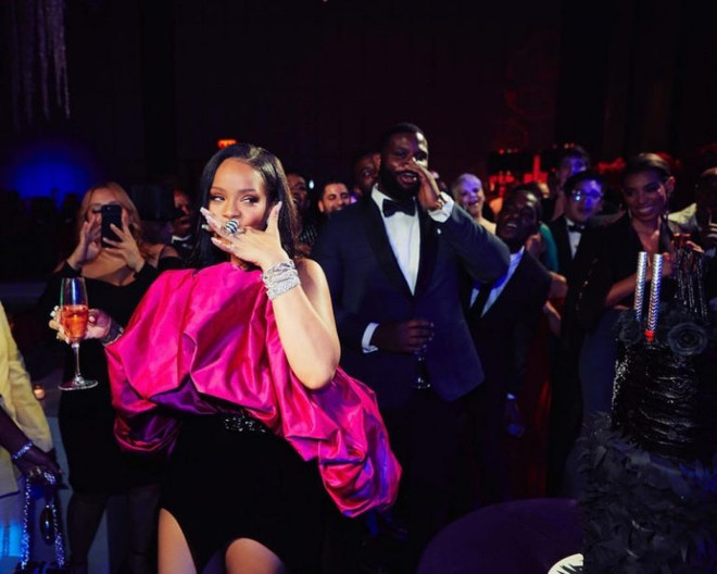 Rihanna đón tuổi 30 với thiết kế đầm phồng tuyệt đẹp của Saint Laurent ảnh 3