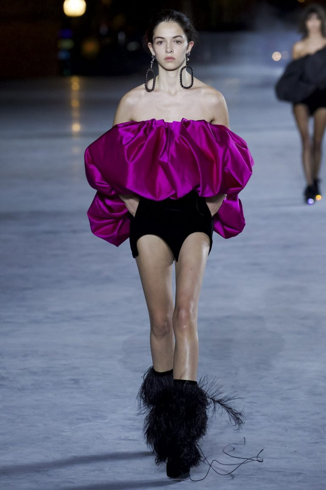 Rihanna đón tuổi 30 với thiết kế đầm phồng tuyệt đẹp của Saint Laurent ảnh 4