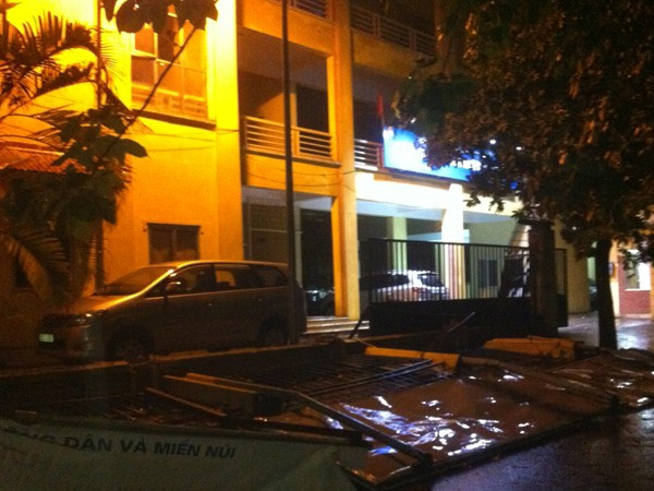 Hà Nội: Cây đổ la liệt, một người tử vong sau cơn mưa lớn ảnh 3