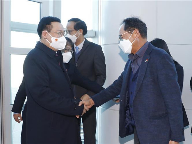 Chủ tịch Quốc hội đến Seoul, bắt đầu thăm chính thức Hàn Quốc ảnh 1