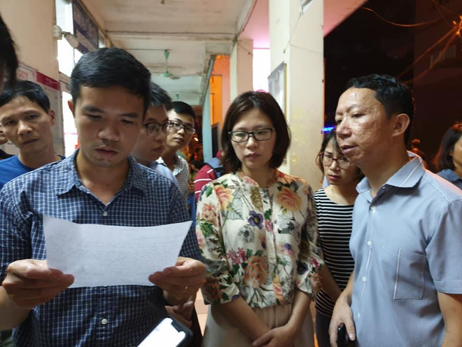 Đại diện trường tiểu học Gateway tại buổi làm việc tối 6/8. (Ảnh: PV/Vietnam+) Chưa có kết quả khám nghiệm tử thi vụ cháu bé 6 tuổi bị bỏ quên ảnh 1