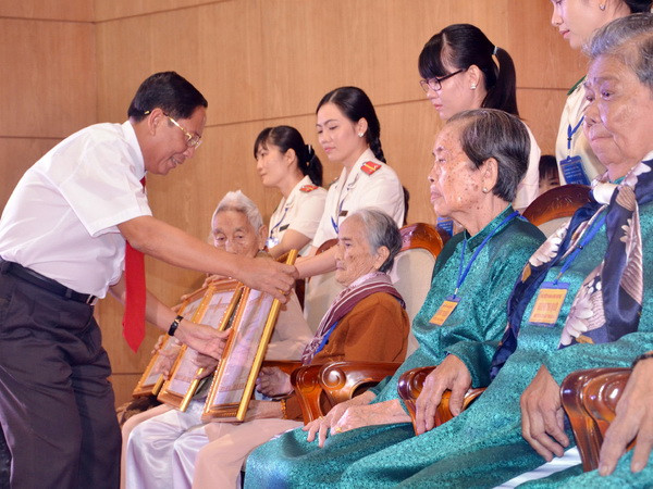 Đắk Lắk trao tặng, truy tặng danh “Bà mẹ Việt Nam anh hùng" ảnh 1