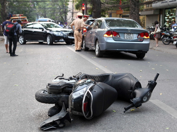 Xe máy lạng lách, đánh võng va chạm xe tải khiến 2 người chết ảnh 1