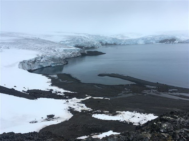 (Nguồn: AFP/TTXVN) Lớp băng bao phủ trên đảo Greenland tan giữa mùa Đông ảnh 1