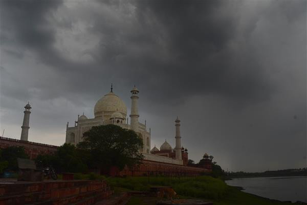 Ấn Độ: Giông bão kèm theo sấm sét gây hư hại Đền Taj Mahal ảnh 1