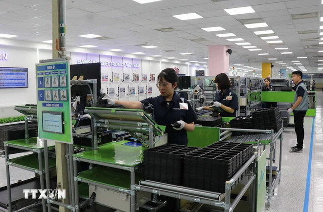 Công nhân Công ty TNHH Samsung Electronics Việt Nam, khu công nghiệp Yên Phong, tỉnh Bắc Ninh trong ca làm việc. (Ảnh: Thanh Thương/TTXVN) 01.jpg