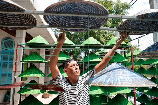 Những đường vân đa dạng, độc đáo của lá sen chạy khắp thân nón mang đến sự ngạc nhiên, thú vị. (Ảnh: Minh Quyết/TTXVN) ttxvn-non la sen (3).jpg