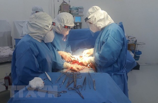Mổ lấy thai nhi cho sản phụ mắc COVID-19 có dấu hiệu sinh non ảnh 1