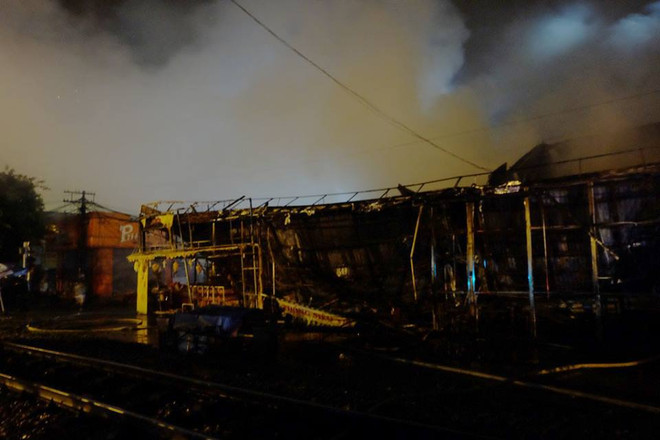 Hà Nội: Lửa bao trùm siêu thị trên đường Giải Phóng trong đêm mưa ảnh 2