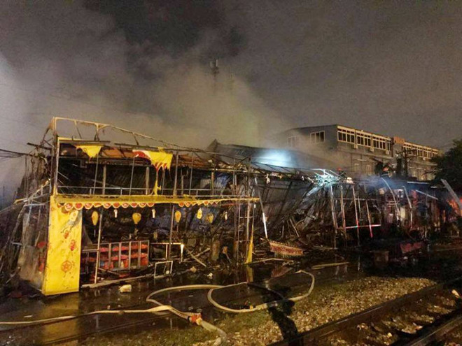 Hà Nội: Lửa bao trùm siêu thị trên đường Giải Phóng trong đêm mưa ảnh 1