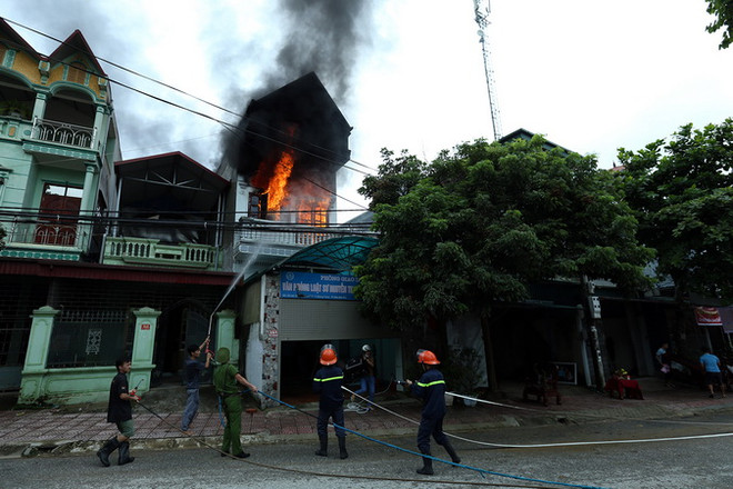 Điện Biên: Cháy trong khu dân cư, một phòng luật sư bị thiêu rụi ảnh 1