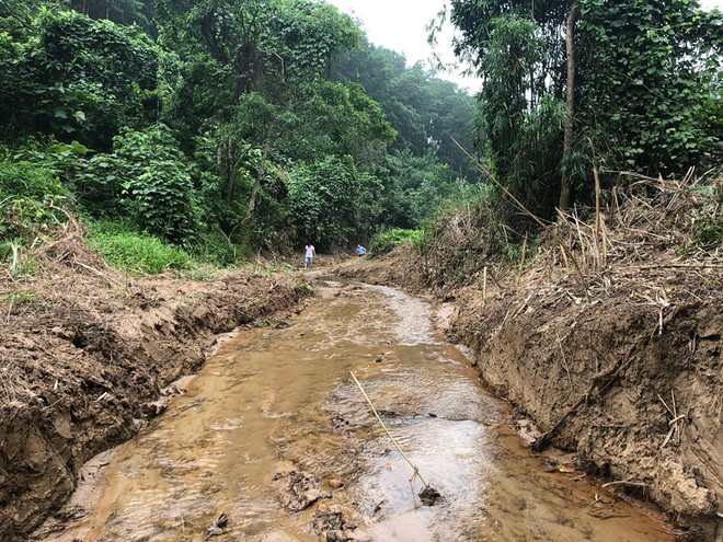 Suối Trầm-con suối từng "ngậm dầu" đã được nạo vét, mở rộng về cả hai phía bờ để bóc tách toàn bộ lớp đất và thảm thực vật nhiễm chất thải đi. (Ảnh: PV/Vietnam+) 20 ngày sau sự cố, suối cấp nước cho Viwasupco đã hoàn toàn hết dầu? ảnh 3