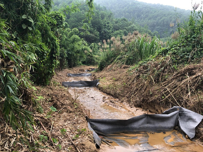 Trên mặt suối, nhiều lớp cản dầu cũng đã được lắp đặt để ngăn chặn dầu thải còn trôi nổi chảy về phía hồ Đầm Bài. (Ảnh: PV/Vietnam+) 20 ngày sau sự cố, suối cấp nước cho Viwasupco đã hoàn toàn hết dầu? ảnh 4