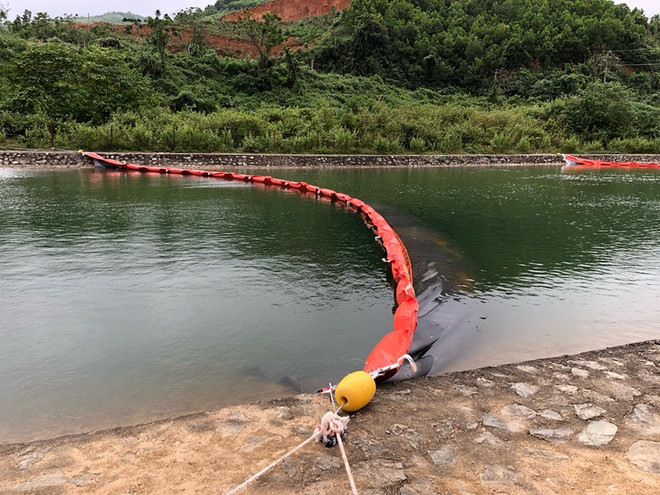 Trên hồ Đầm Bài, hệ thống phao lọc dầu vẫn phát huy tác dụng của mình. (Ảnh: PV/Vietnam+) 20 ngày sau sự cố, suối cấp nước cho Viwasupco đã hoàn toàn hết dầu? ảnh 8