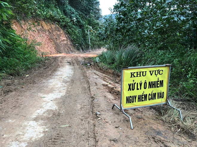 Tại vị trí xử lý ô nhiễm, một biển cảnh báo đã được Trung tâm ứng phó sự cố môi trường Việt Nam dựng lên. (Ảnh: PV/Vietnam+) 20 ngày sau sự cố, suối cấp nước cho Viwasupco đã hoàn toàn hết dầu? ảnh 2