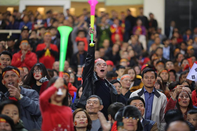 Người hâm mộ vỡ òa khi “cơn mơ 10 năm” AFF Cup thành hiện thực ảnh 3