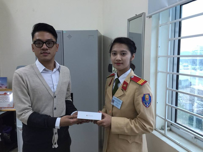 Nữ cảnh sát giao thông trả lại Iphone 6 cho người đánh rơi ảnh 1