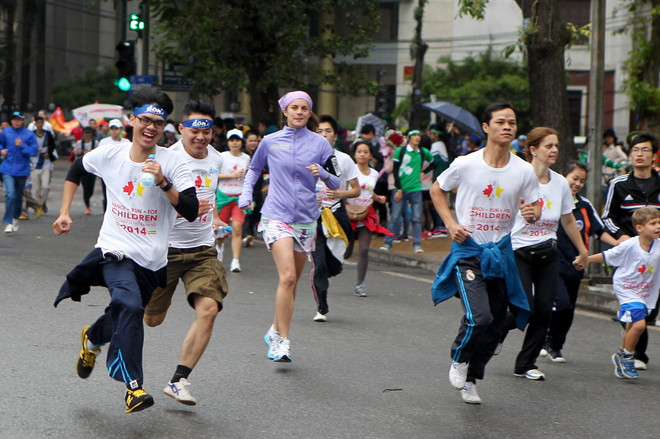 Hàng nghìn người tham gia giải chạy “Vì trẻ em Hà Nội” lần 14 ảnh 1