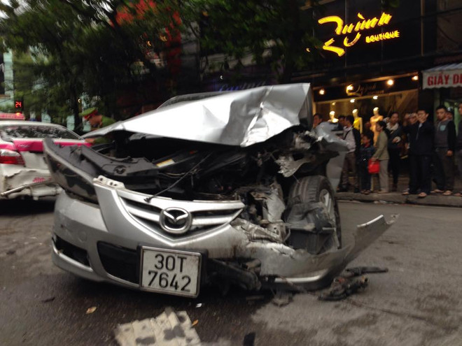 "Xe điên" gây tai nạn liên hoàn nghiêm trọng ở phố Bà Triệu ảnh 1