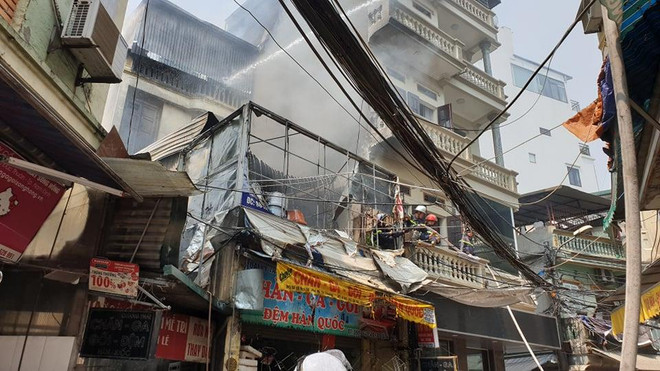 Hà Nội: Cháy lớn tại cửa hàng chăn ga gối đệm, nhiều người hoảng sợ ảnh 2