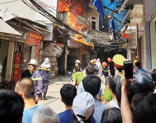 Hà Nội: Cháy lớn tại cửa hàng chăn ga gối đệm, nhiều người hoảng sợ ảnh 1