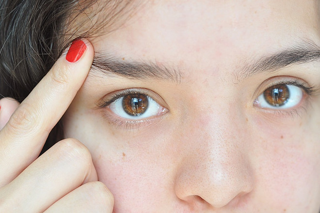 Cận cảnh phương pháp se chỉ tạo dáng lông mày của người châu Á ảnh 4