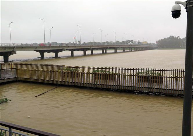 [Video] Huế xác minh người rải vàng mã xuống sông Hương ảnh 1