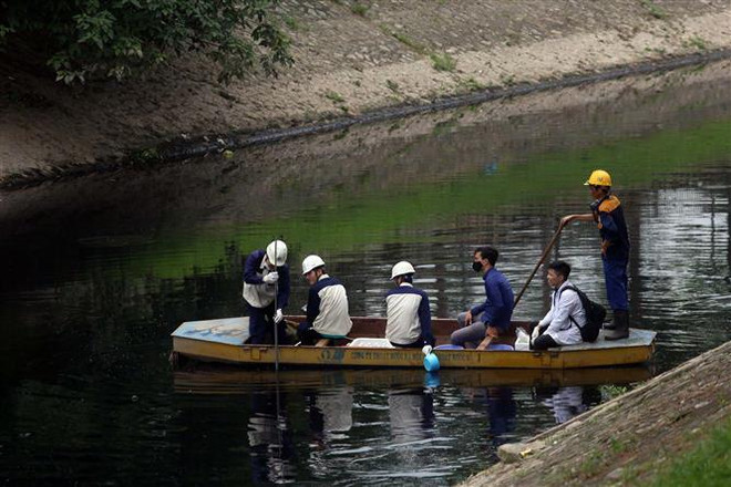[Video] Sông Tô Lịch giảm mùi sau 3 ngày áp dụng công nghệ làm sạch ảnh 1
