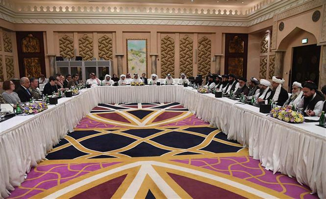 Phái đoàn Mỹ (trái) và phái đoàn Taliban (phải) trong cuộc đàm phán tại Doha, Qatar, ngày 26/2/2019. (Ảnh: AFP/TTXVN) Tổng thống Mỹ loan báo về khả năng đạt được thỏa thuận với Taliban ảnh 1