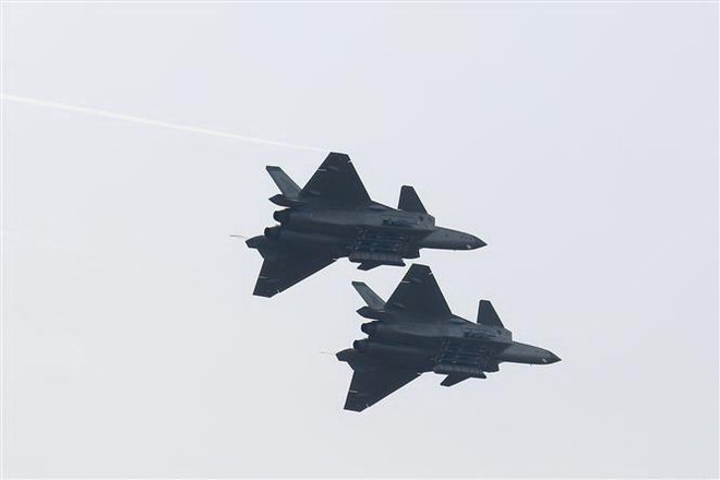 Máy bay chiến đấu J-20 của quân đội Trung Quốc bay biểu diễn tại Triển lãm hàng không ở Chu Hải ngày 11/11/2018. (Ảnh: THX/TTXVN) Lầu Năm Góc tiếp đoàn đại biểu Sách trắng Quốc phòng của Trung Quốc ảnh 1