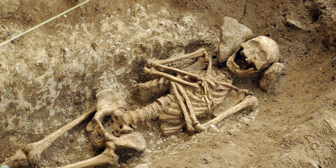 Phát hiện quách đá người Merovingian có niên đại 1.400 năm tại Pháp ảnh 1