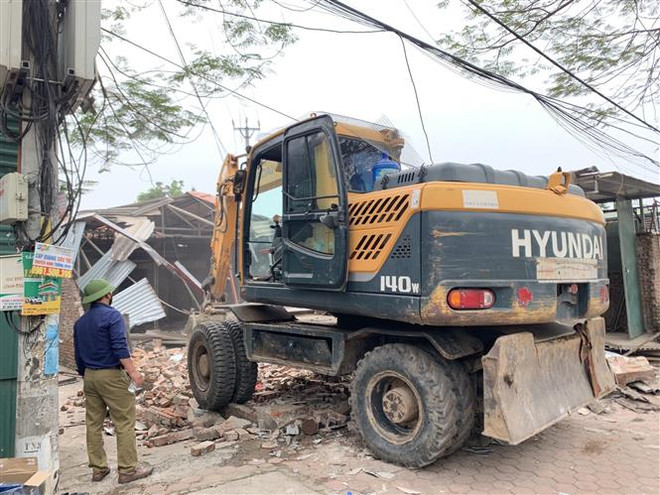 Hiện trường một vụ cưỡng chế giải tỏa tại Long Biên. (Ảnh: TTXVN phát) Hà Nội cưỡng chế giải tỏa mặt bằng nhiều hộ dân tại phường Long Biên ảnh 1