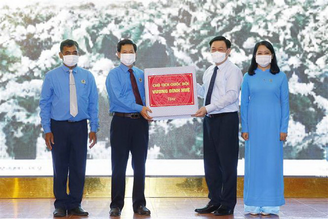Chủ tịch Quốc hội tặng quà công nhân, người lao động tỉnh Đắk Lắk ảnh 1