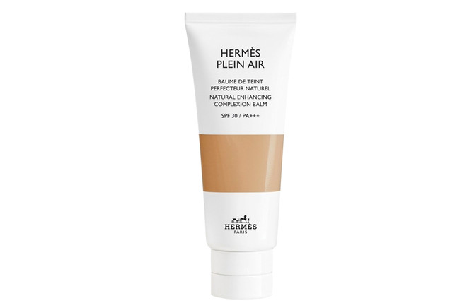 Hermès Plein Air Natural Enhancing Complexion Balm: Như cái vuốt ve của không khí trong lành, sản phẩm có chứa axit hyaluronic và dầu hoa anh thảo giúp duy trì độ ẩm, chống oxy hóa và bảo vệ da khỏi các tác nhân từ môi trường. Lớp voan màu mang theo hương thơm của cây cúc núi, gỗ đàn hương và trà xanh được bào chế bởi nghệ nhân chế tác nước hoa Christine Nagel. Skindation: Cuộc cách mạng xóa nhòa lằn ranh trang điểm và dưỡng da ảnh 4
