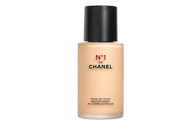 N°1 de Chanel Revitalising Foundation: Chứa những thành phần dưỡng ẩm và chống oxy hóa mạnh mẽ được chiết xuất từ hoa trà đỏ, kem nền này nuôi dưỡng làn da và tạo ra lớp nền mướt căng lý tưởng. Skindation: Cuộc cách mạng xóa nhòa lằn ranh trang điểm và dưỡng da ảnh 2