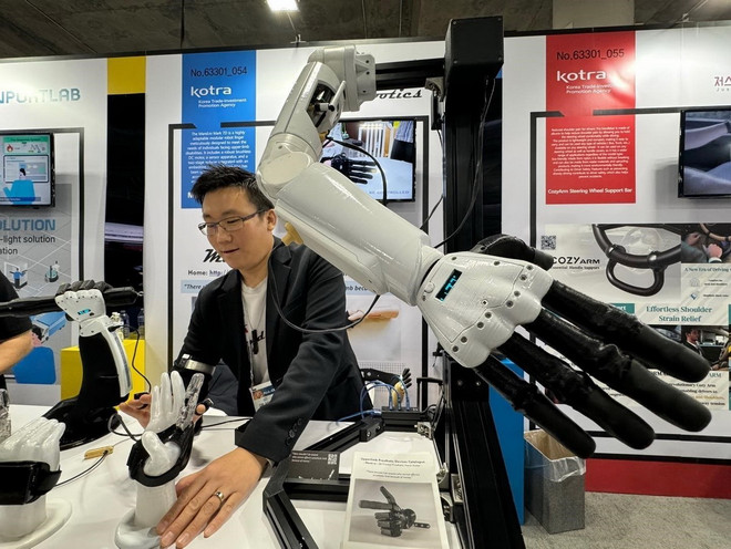 Gian hàng của Tập đoàn sản xuất robot Hàn Quốc Mand.ro tại Triển lãm Điện tử Tiêu dùng (CES) 2024 ở Las Vegas (Mỹ). (Ảnh: THX/TTXVN) ttxvn-AI 2.jpg